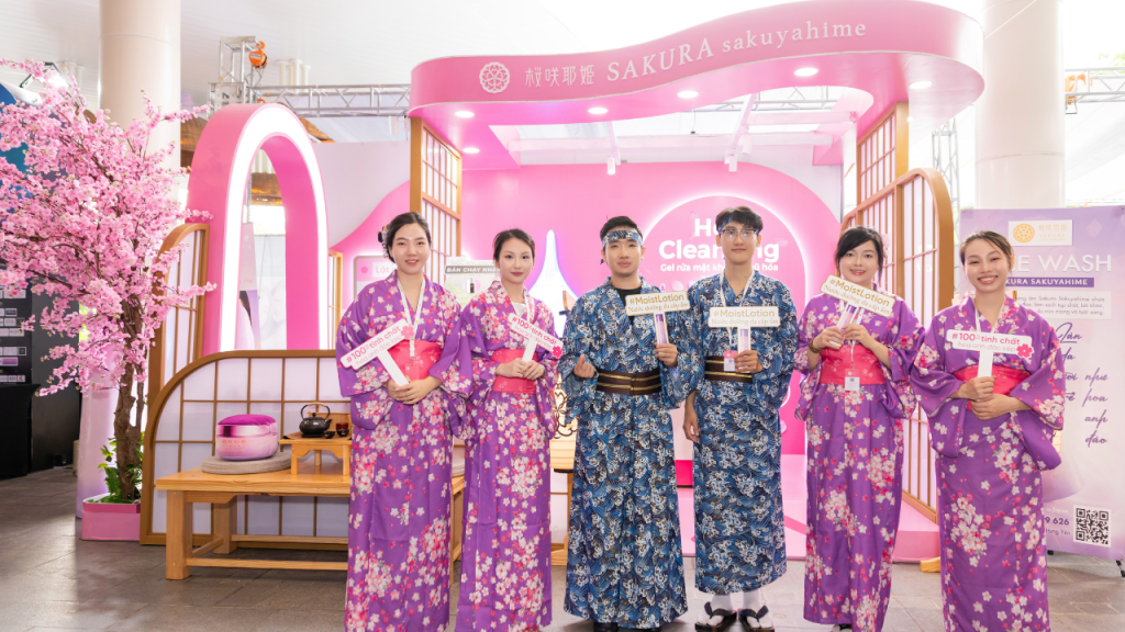 Gian hàng trưng bày nhãn hàng Sakura Sakuyahime tại Hội Nghị Da Liễu Thẩm Mỹ Toàn Quốc 2025