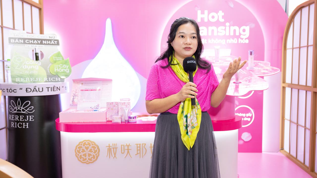 ThS.BS Bích Ngân – bác sĩ chuyên khoa da liễu tham gia trải nghiệm sản phẩm Sakura Sakuyahime. 