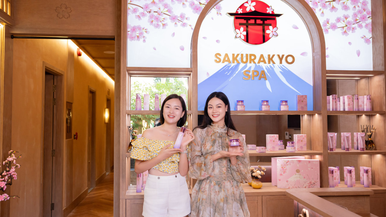 Đôi bạn sau khi trải nghiệm liệu trình chăm sóc và phục hồi da chuyên sâu cùng Sakura Sakuyahime