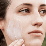 Kem chống nắng vật lý và hoá học cái nào tốt hơn? Cách phân biệt