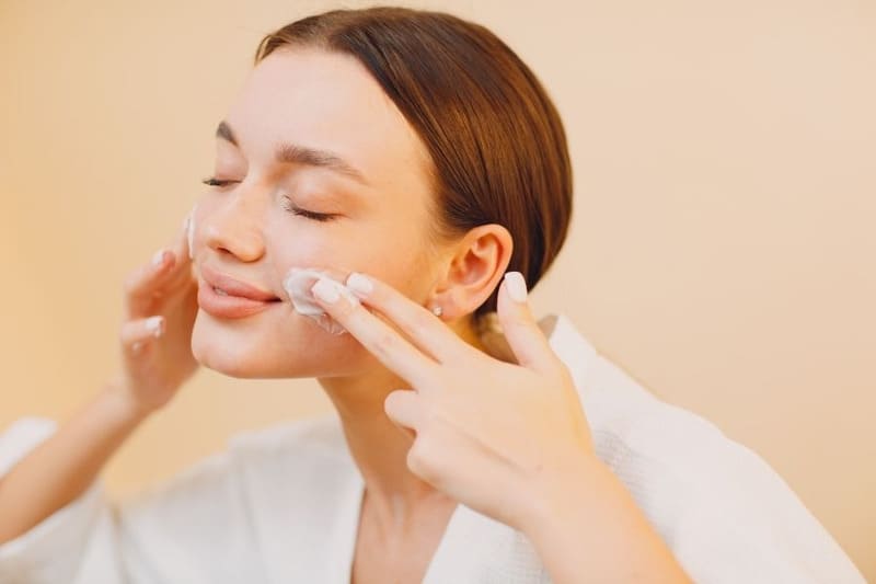 Khi bôi kem chống nắng thao tác theo chuyển động tròn