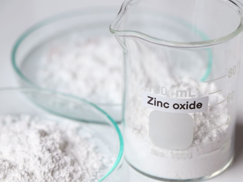 Zinc Oxide (ZnO) là một dạng hợp chất vô cơ hình thành từ nguyên tố kẽm và oxy