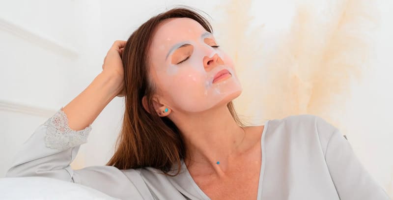 Thư giãn trong khi đắp mặt nạ