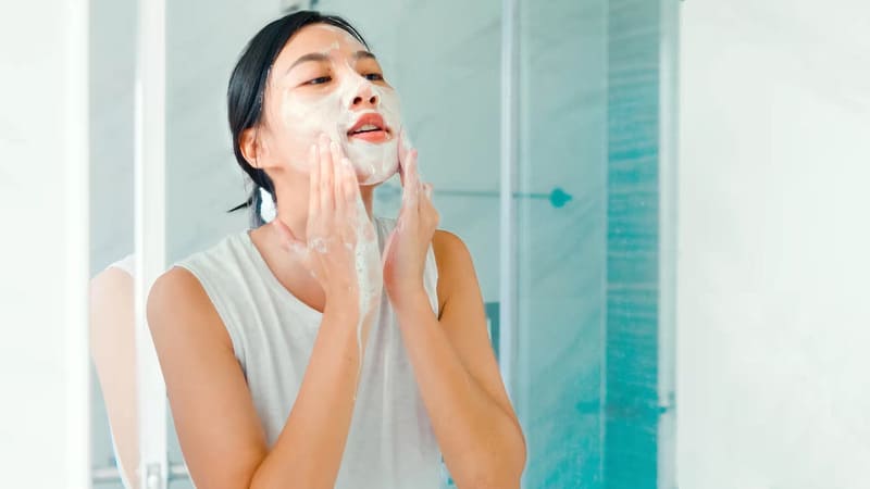 Cách rửa lại mặt sau khi bôi kem dưỡng ẩm