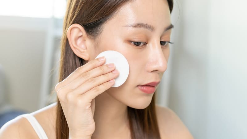 không buộc tóc gọn gàng là sai lầm khi tẩy trang 