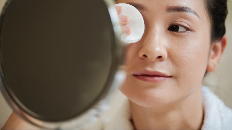 dùng chung sản phẩm tẩy trang cho mắt và môi sai lầm khi tẩy trang thường gặp