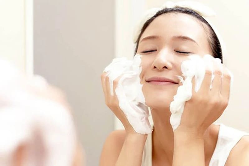 không rửa lại với sữa rửa mặt là sai lầm khi tẩy trang nhiều người mắc phải