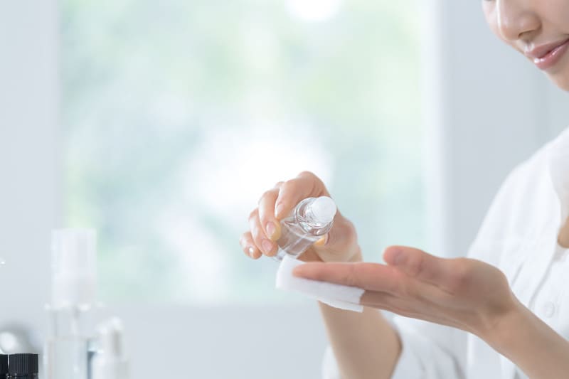 Nước hoa hồng có tẩy trang được không?