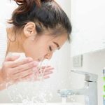 tẩy trang bằng nước muối sinh lý