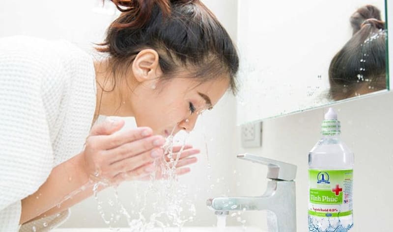 tẩy trang bằng nước muối sinh lý