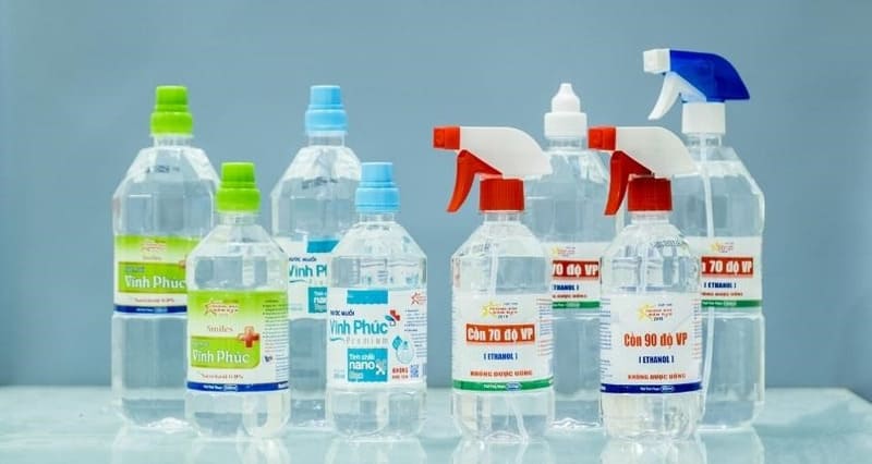 Tẩy trang bằng nước muối sinh lý được không?