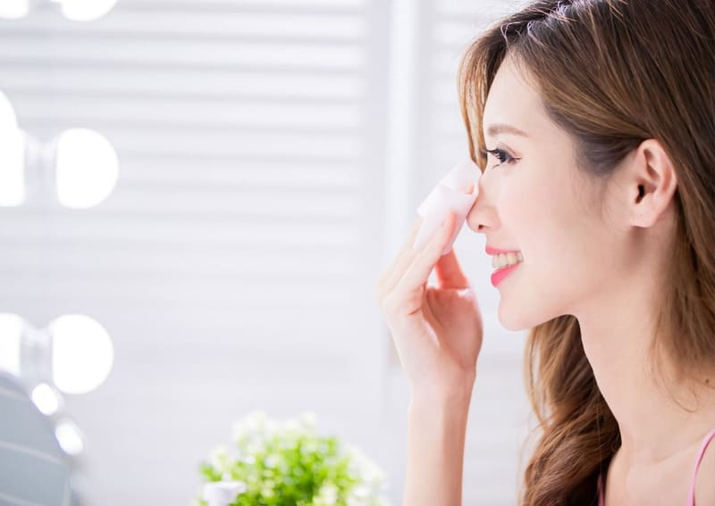 Cách tẩy trang bằng nước muối sinh lý chuẩn