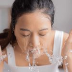 Tẩy trang xong có cần rửa mặt lại không