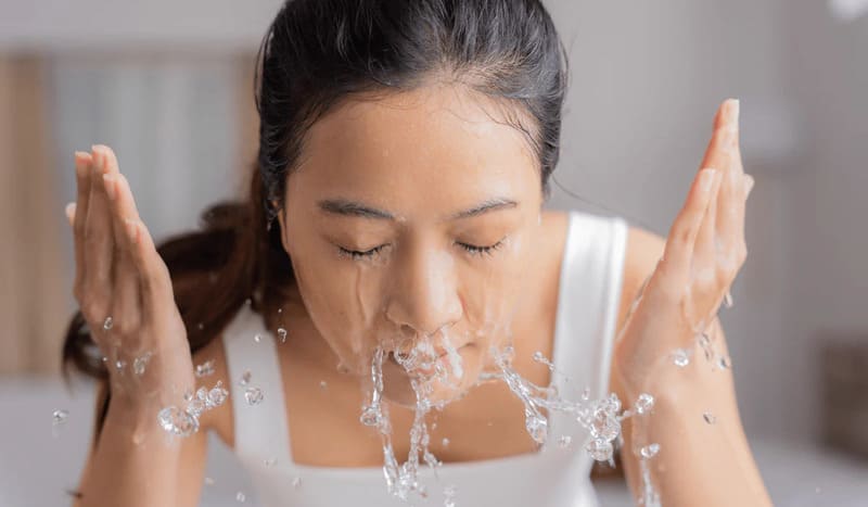Tẩy trang xong có cần rửa mặt lại không