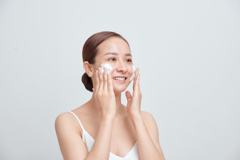 Tẩy trang xong có cần rửa mặt lại không?