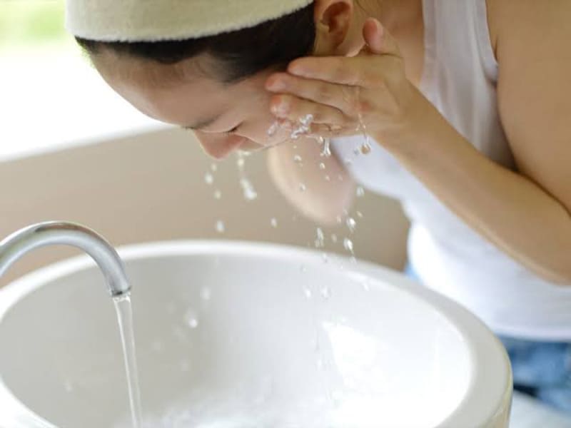 làm sạch da trước khi bôi chống nắng