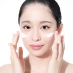 Ở trong nhà có cần bôi kem chống nắng không
