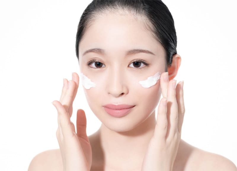 Ở trong nhà có cần bôi kem chống nắng không