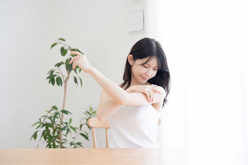 Ở trong nhà có cần bôi kem chống nắng không?