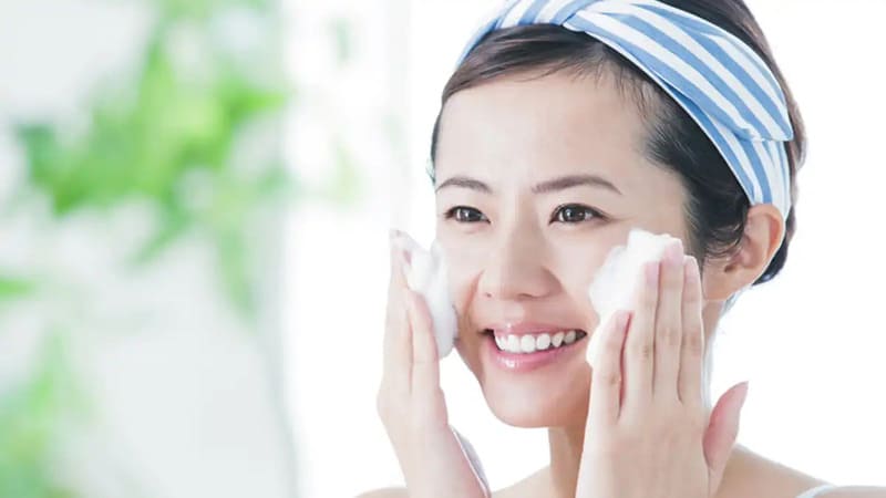Bước đầu tiên của quy trình trang điểm là làm sạch da mặt