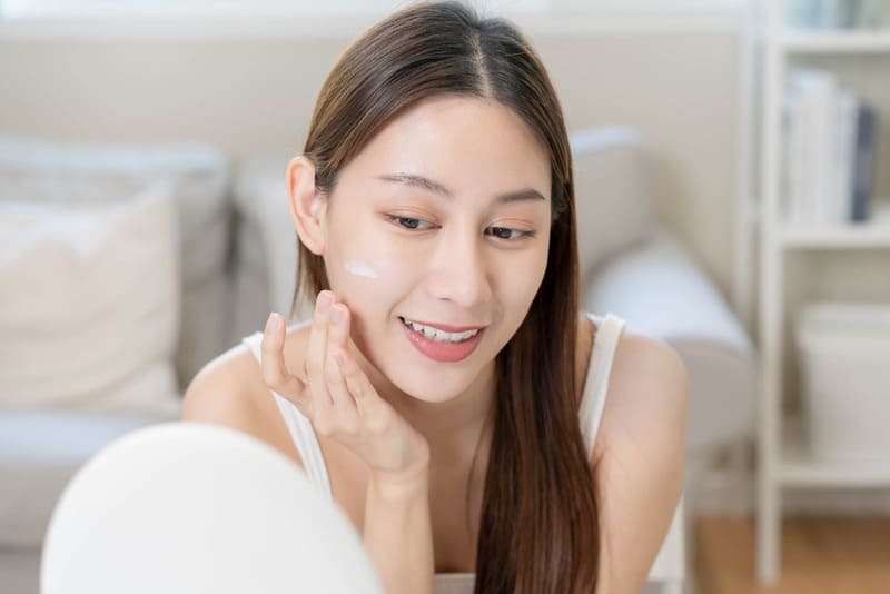 Mùa đông có cần bôi kem chống nắng không