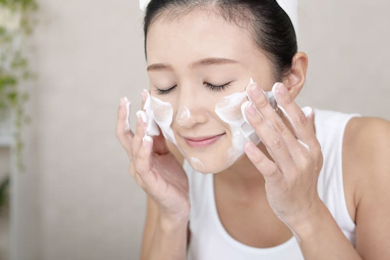 Sữa rửa mặt có làm sạch kem chống nắng không?