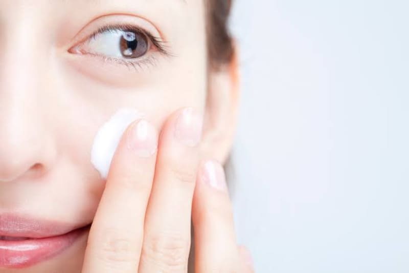 Sữa rửa mặt có làm sạch kem chống nắng không?