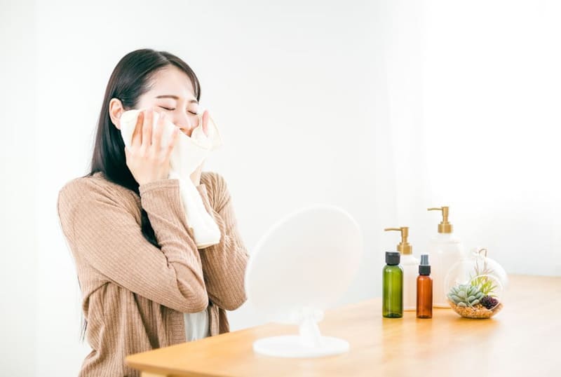 Xông hơi hoặc đắp khăn ấm trước khi đắp mặt nạ