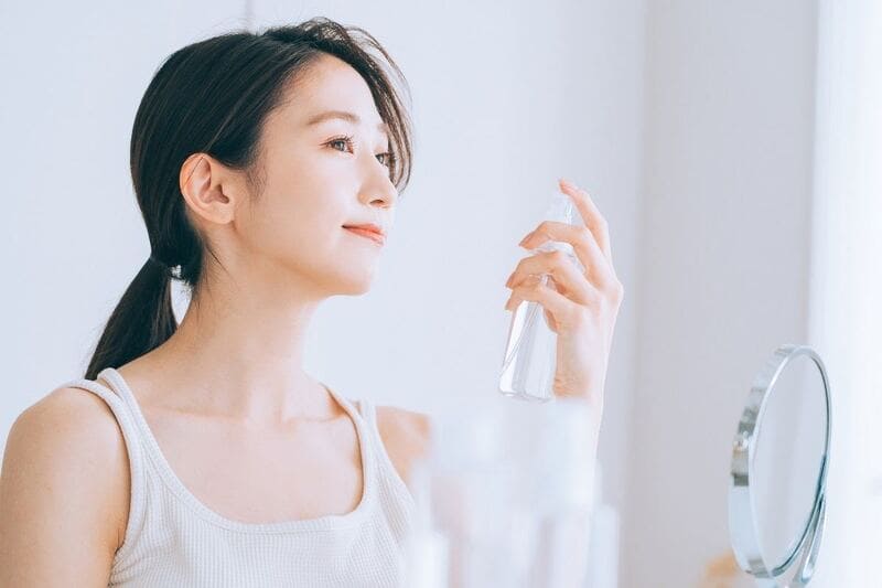 Dùng toner cân bằng da trước khi bôi kem chống nắng