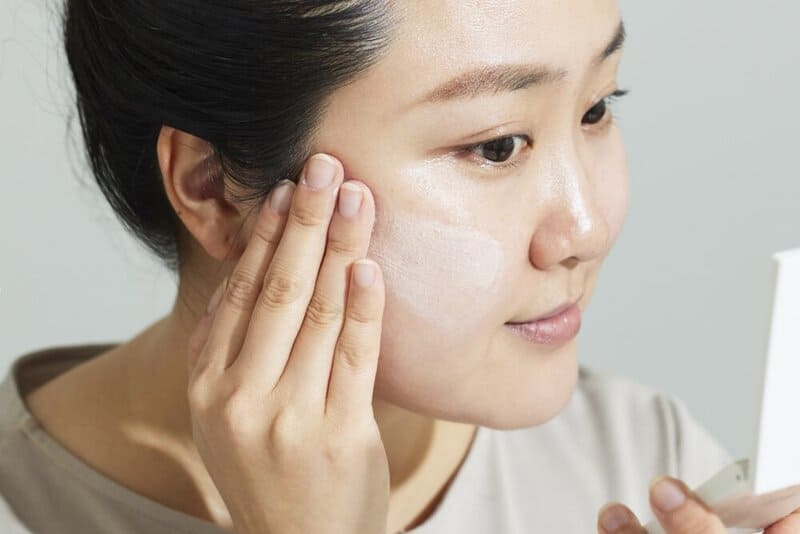 Khi bôi kem chống nắng thao tác theo chuyển động tròn