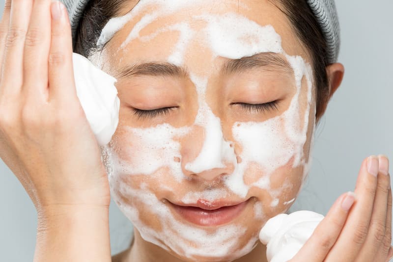 Làm sạch da mặt trước khi đắp mặt nạ